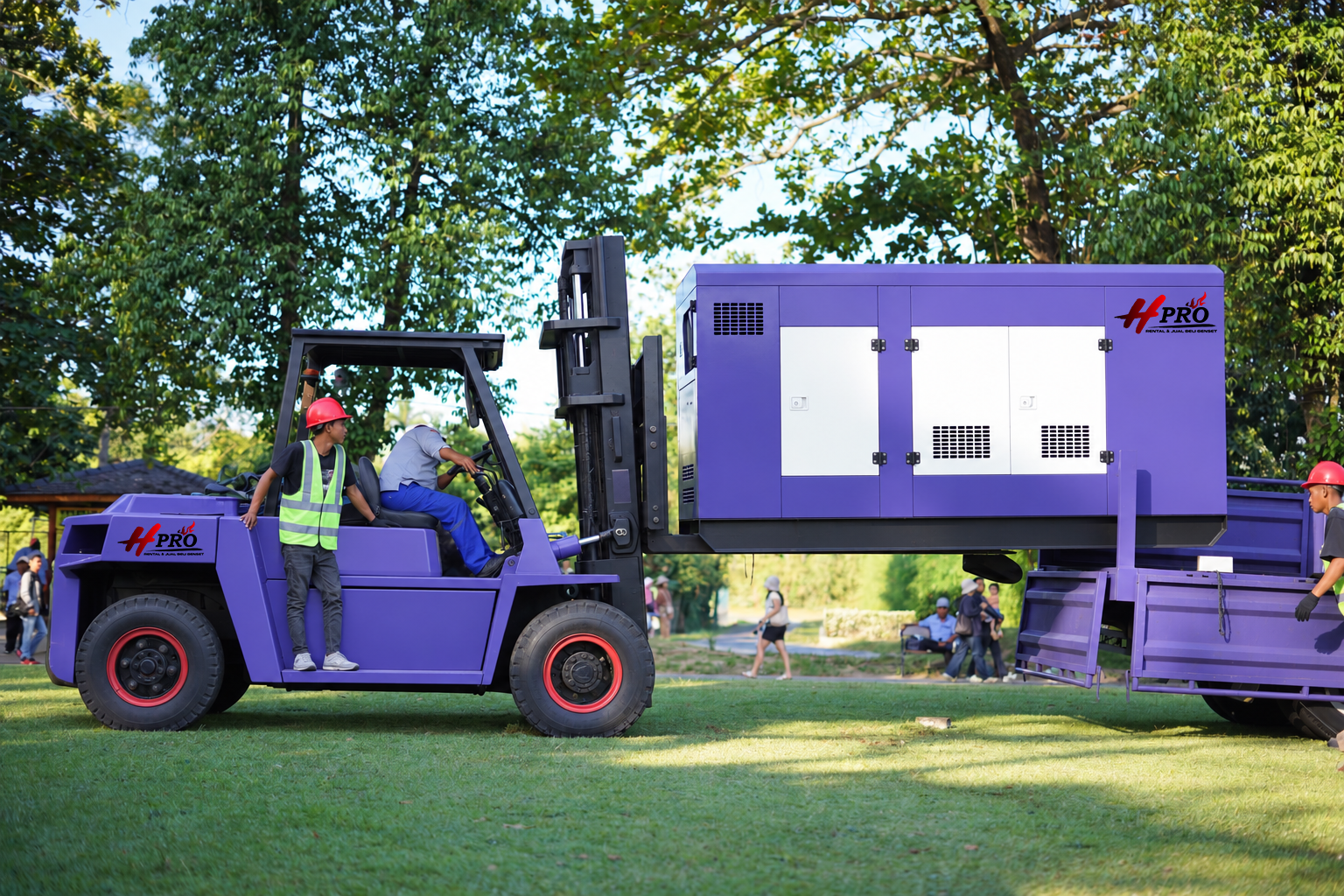 Proses loading genset HPRO ke kendaraan proyek